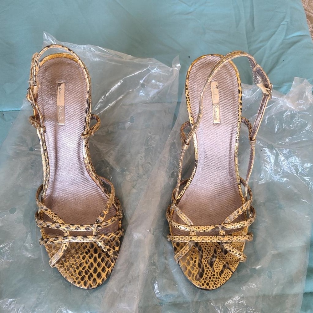 Snakeskin strappy pump